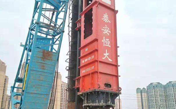 天津客户选择HH36液压打桩锤,打桩桩型为预制桩,桩深12m,土层为黄土。HH36液压打桩锤对比柴油锤更环保,污染小,是一种新型效率更高环保桩锤