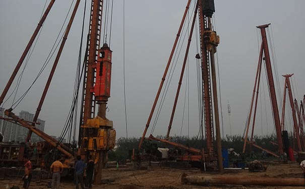 主营液压桩锤,打桩机打桩锤,液压打桩锤,液压锤打桩机,挖掘机打桩锤,打桩机振动锤,液压振动锤