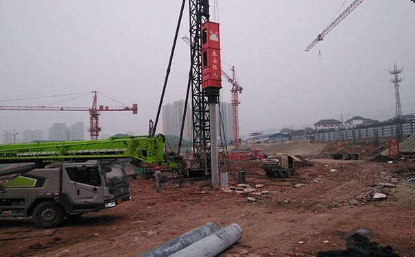 ISO9001：2015质量管理体系、欧盟出口认证、获得实用新型专利授权19项,是专注振动锤打桩机,打桩机液压锤,冲击夯锤,挖掘机打桩锤,打桩机振动锤,液压振动锤厂家