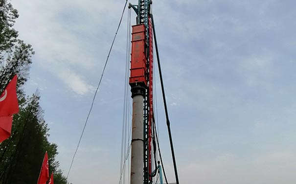 液压打桩锤是什么？冲击式液压打桩锤和液压桩锤是一样的吗？