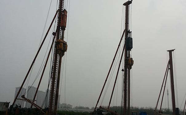 液压打桩锤是什么？冲击式液压打桩锤和液压桩锤是一样的吗？