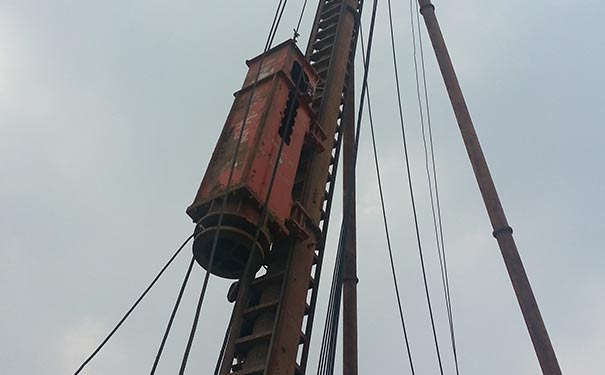 ISO9001：2015质量管理体系、欧盟出口认证、获得实用新型专利授权19项,是专注振动锤打桩机,打桩机液压锤,冲击夯锤,挖掘机打桩锤,打桩机振动锤,液压振动锤厂家