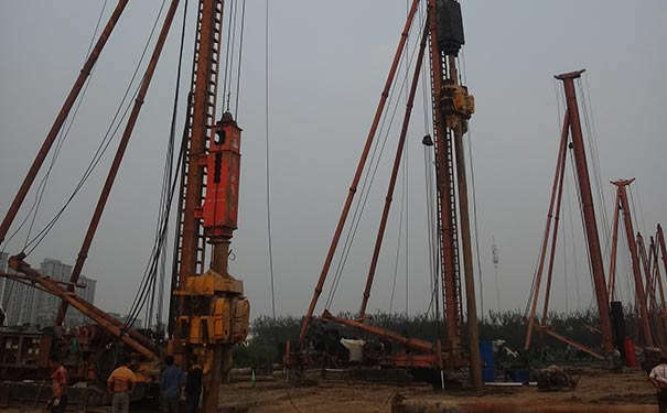 主营液压桩锤,打桩机打桩锤,液压打桩锤,液压锤打桩机,挖掘机打桩锤,打桩机振动锤,液压振动锤