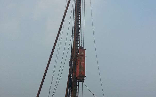 主营液压桩锤,打桩机打桩锤,液压打桩锤,液压锤打桩机,挖掘机打桩锤,打桩机振动锤,液压振动锤